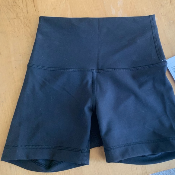 NWT Size 2 Lululemon Wunder Train shorts 4” - Picture 3 of 3